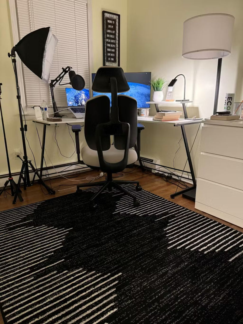 Love the bold contrast on this rug!